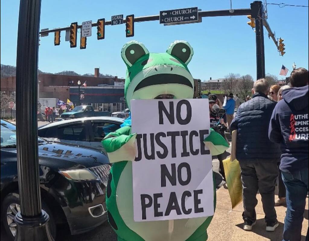Russell County Makes History with First 'No Kings' Protest — photo 1